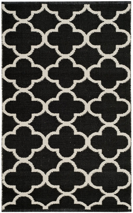 Safavieh Montauk 2'-6" x 4'-0" Rug in Black / Ivory