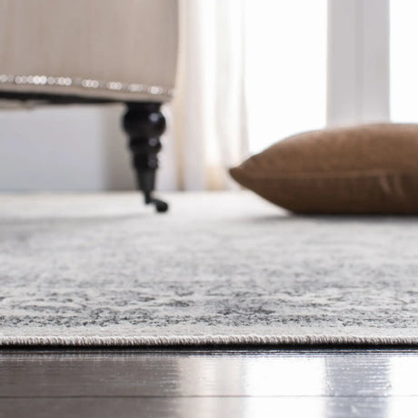 Safavieh Atlas 5'-3" x 7'-7" Rug in Ivory / Grey