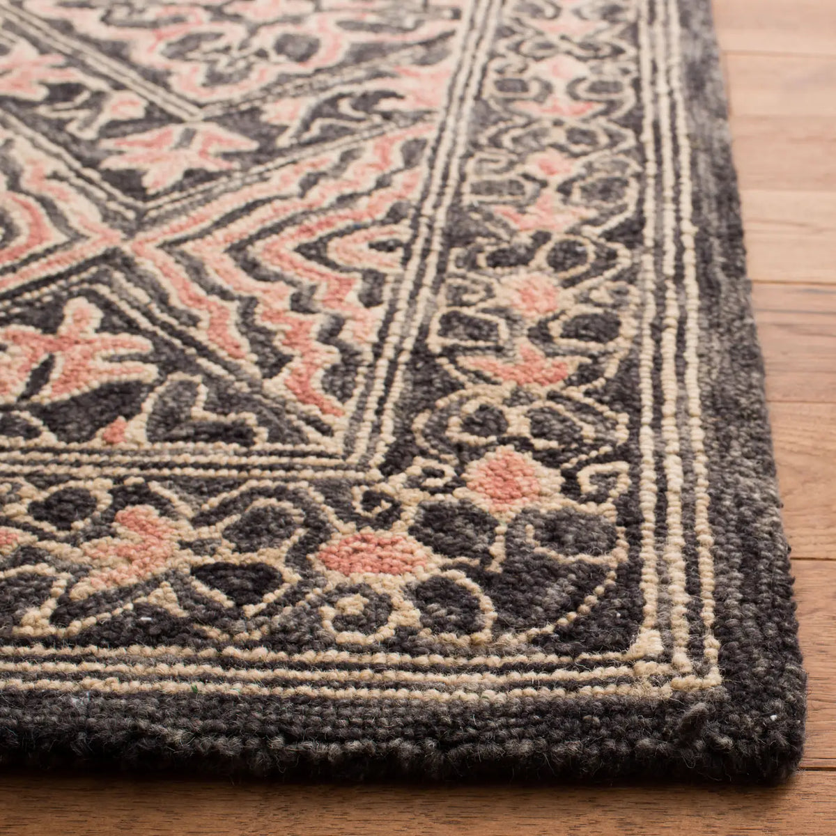 Safavieh Trace 4'-0" x 6'-0" Rug in Black / Red