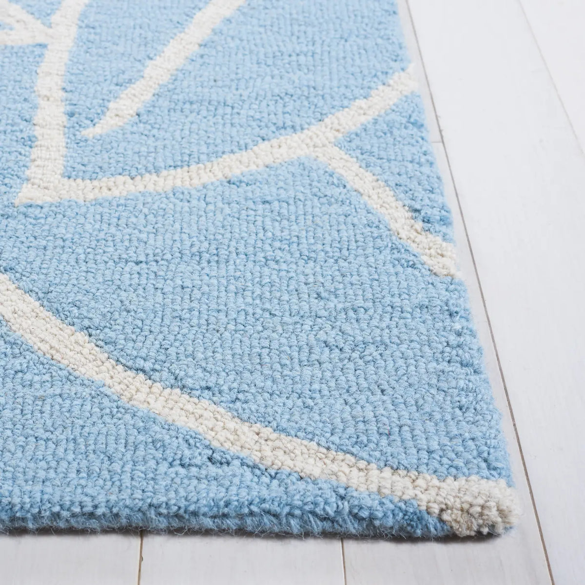 Safavieh Fifth Avenue 5'-0" x 8'-0" Rug in Light Blue / Navy