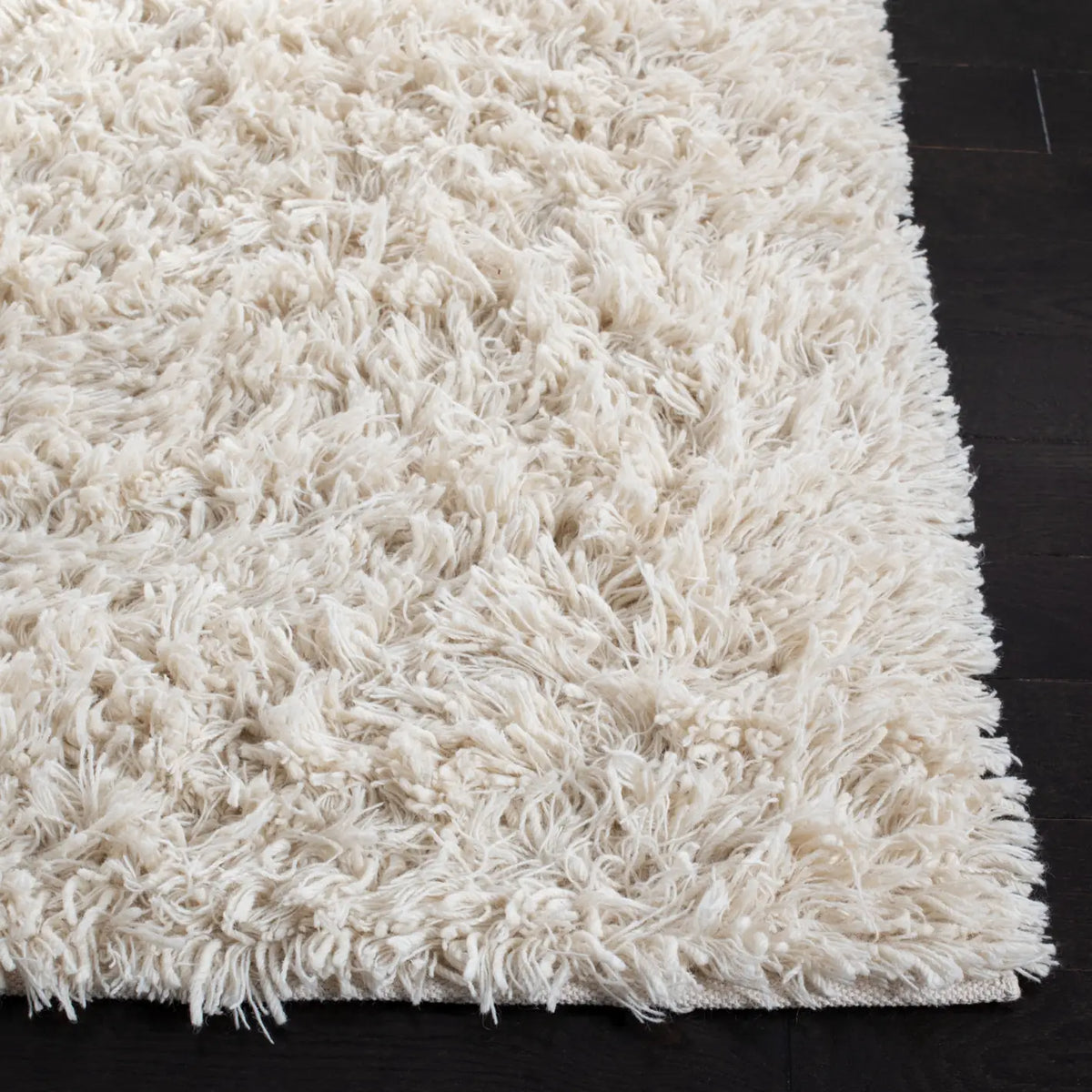 Safavieh Shag 4'-0" x 6'-0" Rug in Ivory