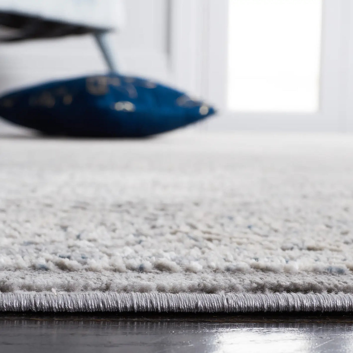 Safavieh Vogue 4'-0" x 6'-0" Rug in Grey / Light Grey
