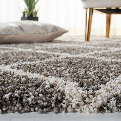 Safavieh Hudson Shag 4'-0" x 6'-0" Rug in Grey / Ivory