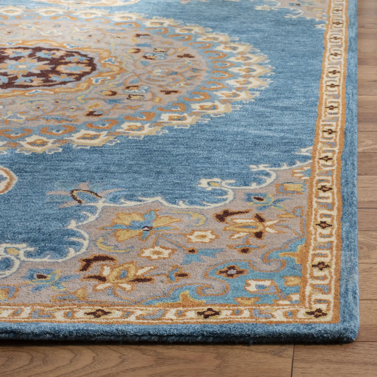 Safavieh Heritage 4'-0" x 6'-0" Rug in Blue / Beige