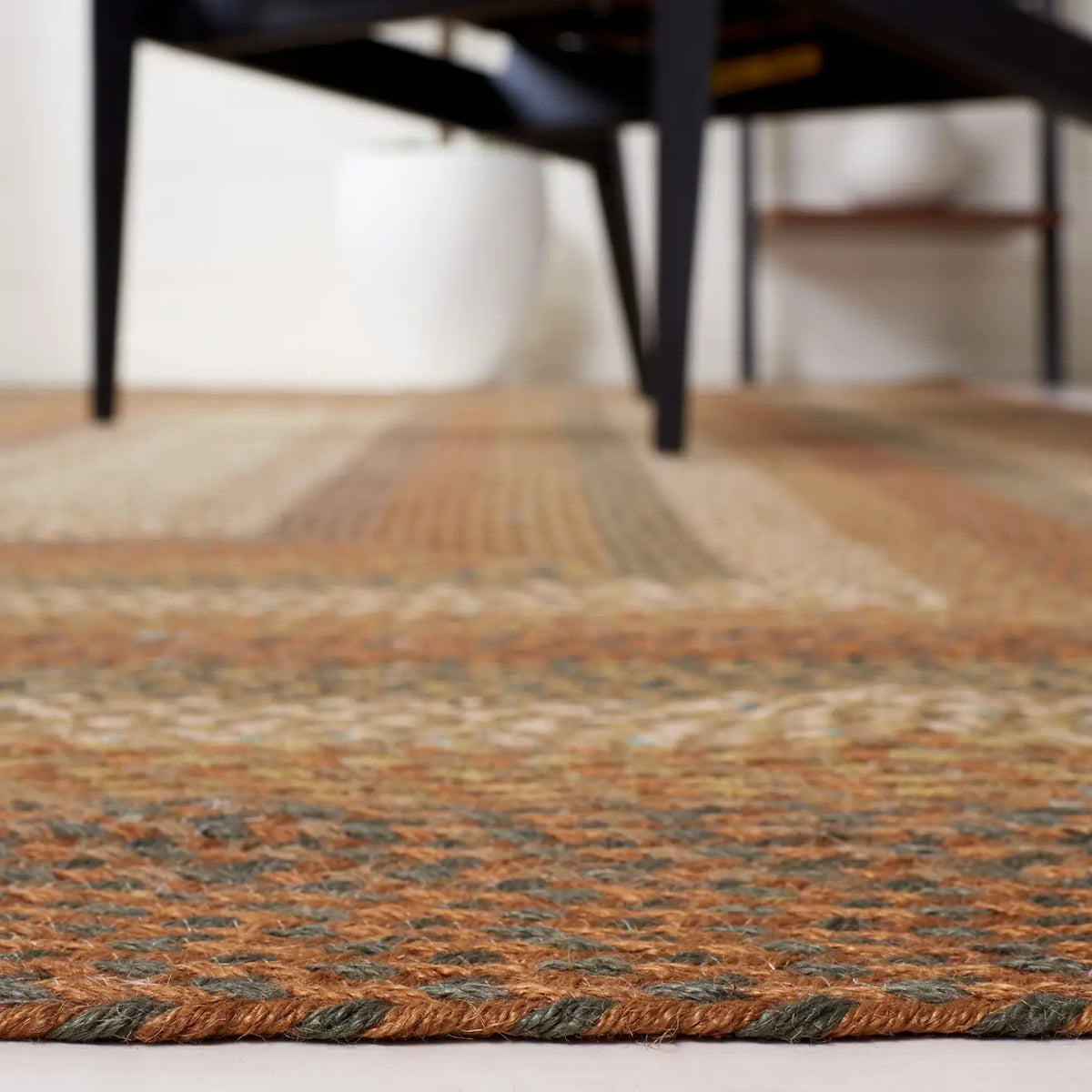 Safavieh Braided 4'-0" x 6'-0" Rug in Ivory / Green