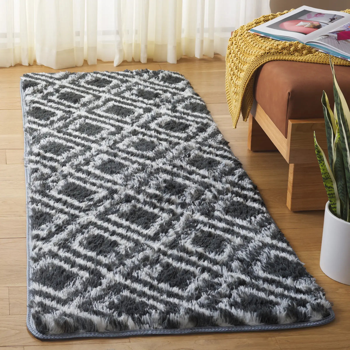 Safavieh Rainbow Shag 2'-3" x 6'-0" Rug in Charcoal / White