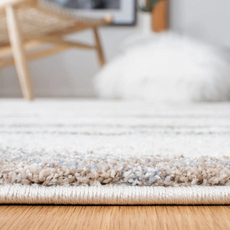 Safavieh Cyrus Shag 4'-5" x 6'-5" Rug in Ivory / Grey