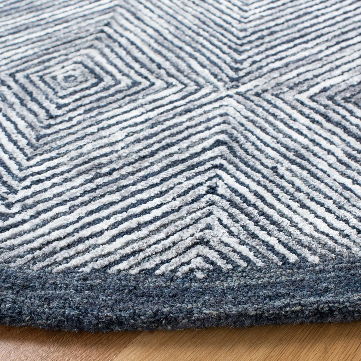 Safavieh Soho 6'-0" x 6'-0" Rug in Dark Grey / Ivory