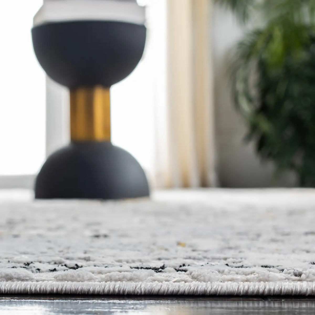 Safavieh Amelia 4'-5" x 6'-5" Rug in Grey / Gold