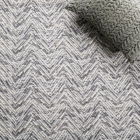 Safavieh Kilim 5'-0" x 8'-0" Rug in Grey / Beige