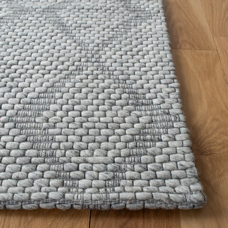 Safavieh Marbella 4'-0" x 6'-0" Rug in Silver / Grey