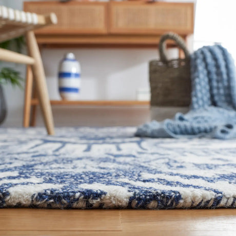 Safavieh Ikat 4'-0" x 6'-0" Rug in Blue / Ivory