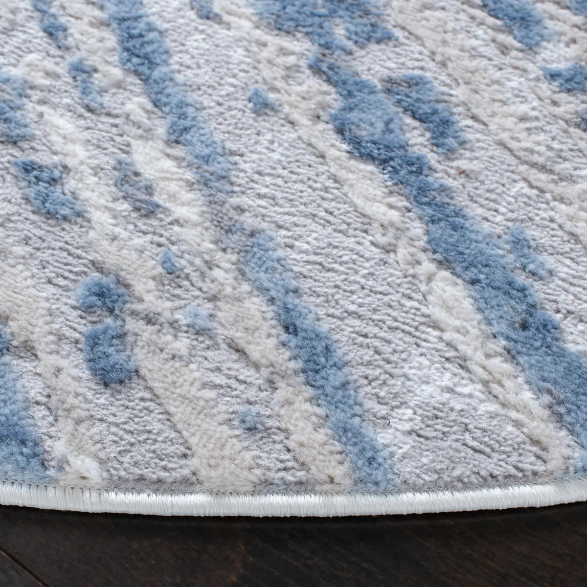 Safavieh Amelia 700 6'-7" x 6'-7" Rug in Ivory / Grey