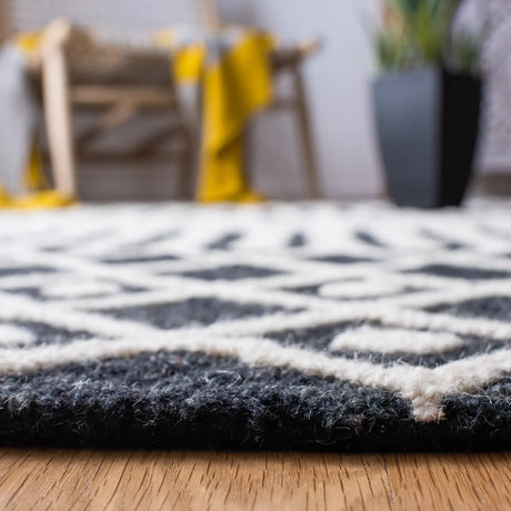 Safavieh Blossom 4'-0" x 6'-0" Rug in Black / Ivory