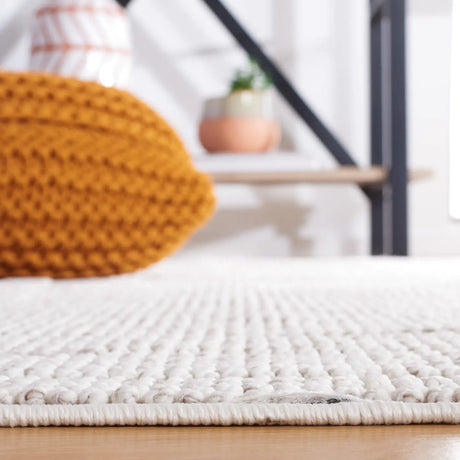 Safavieh Lotus 4'-0" x 6'-0" Rug in Ivory / Beige