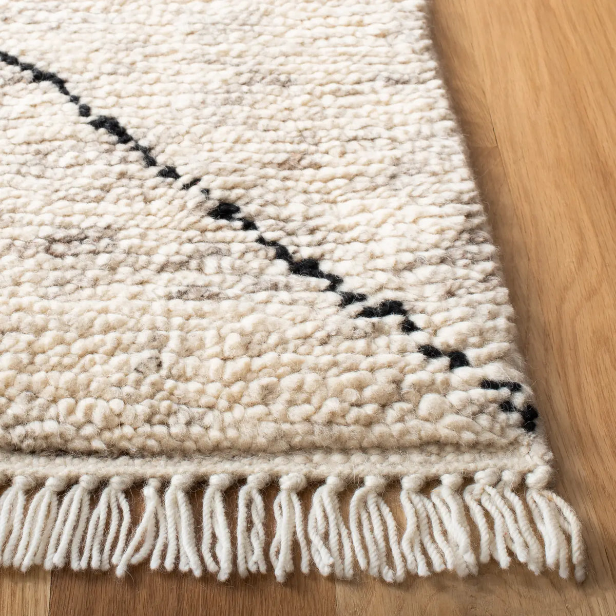 Safavieh Casablanca 4'-0" x 6'-0" Rug in Ivory / Black