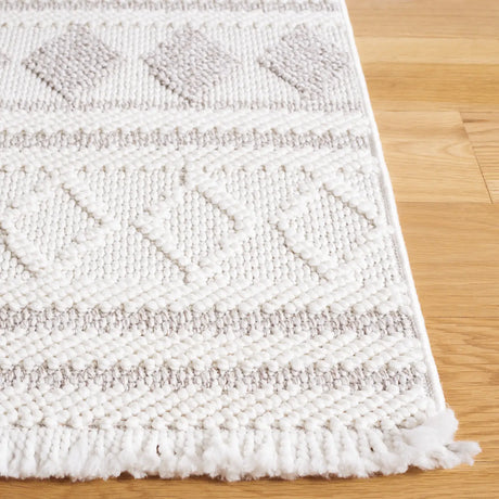 Safavieh Lotus 4'-0" x 6'-0" Rug in Ivory / Beige