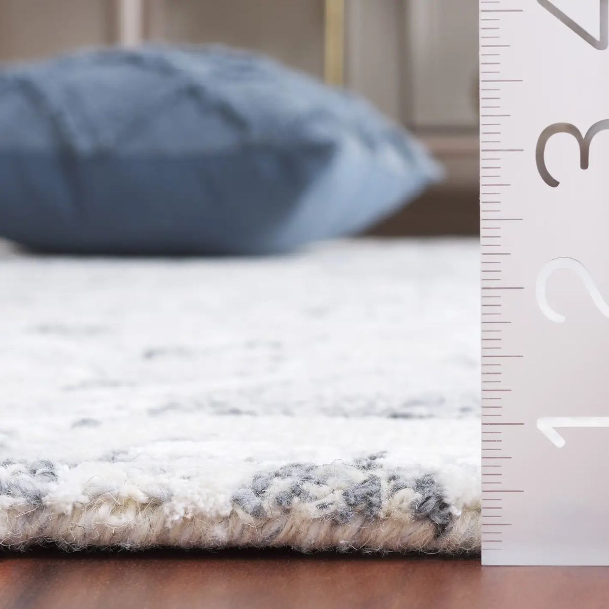 Safavieh Metro 4'-0" x 6'-0" Rug in Grey / Ivory