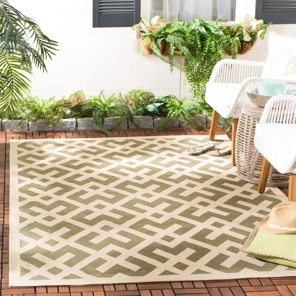 Safavieh Courtyard 4'-0" x 5'-7" Rug in Green / Bone