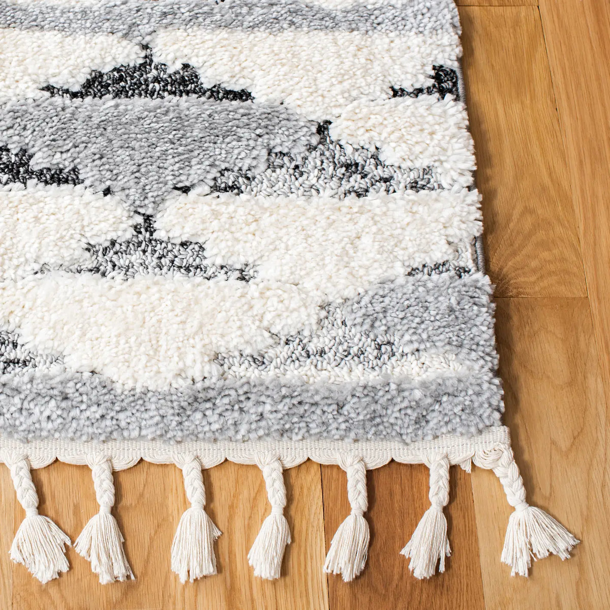 Safavieh Moroccan Tassel Shag 4'-0" x 6'-0" Rug in Grey / Ivory