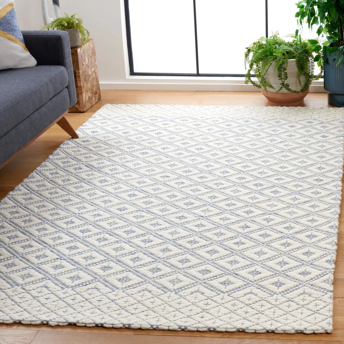 Safavieh Marbella 4'-0" x 6'-0" Rug in Blue / Ivory