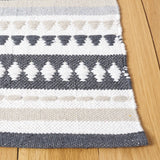 Safavieh Montauk 4'-0" x 6'-0" Rug in Grey / Ivory