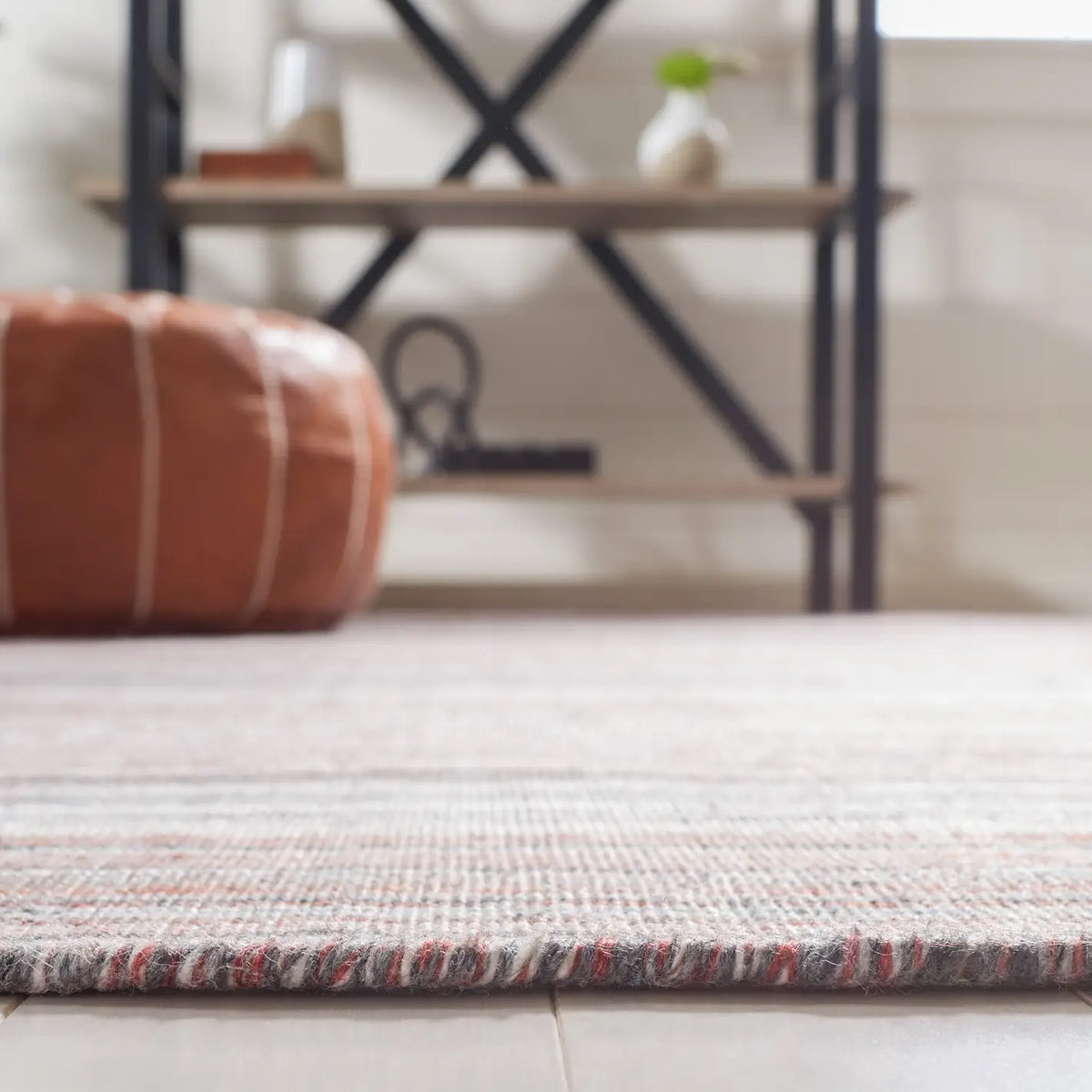 Safavieh Kilim 4'-0" x 6'-0" Rug in Red / Grey