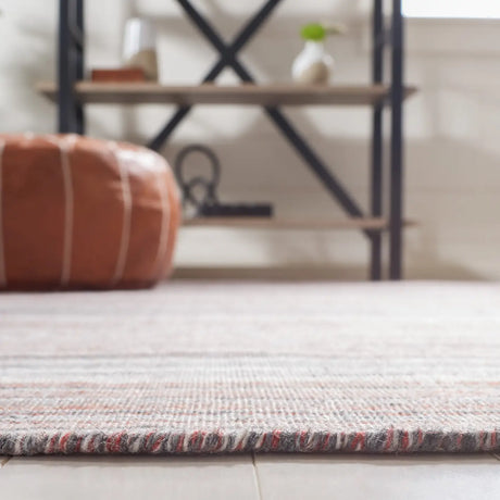 Safavieh Kilim 4'-0" x 6'-0" Rug in Red / Grey