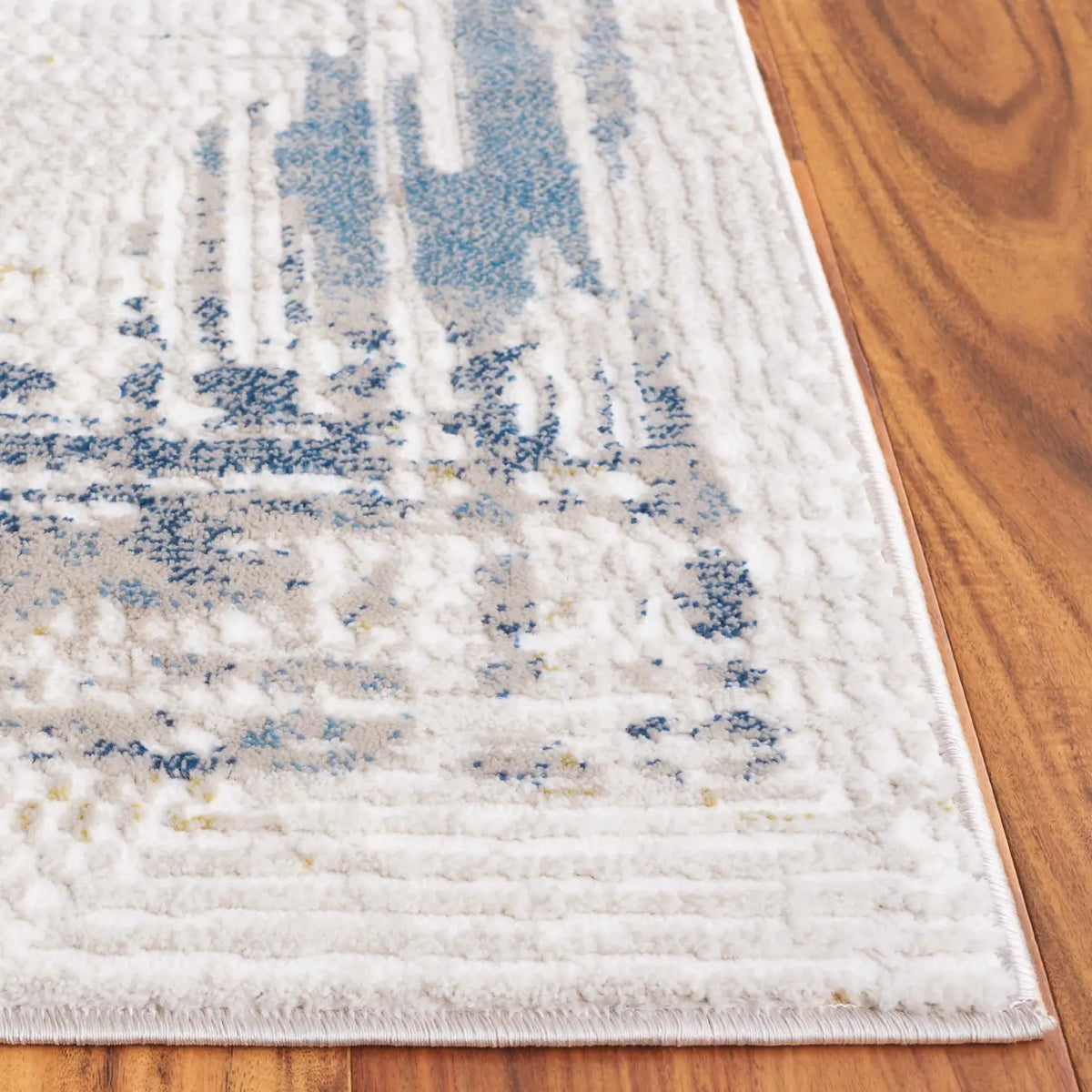Safavieh Prestige 4'-0" x 6'-0" Rug in Ivory / Blue