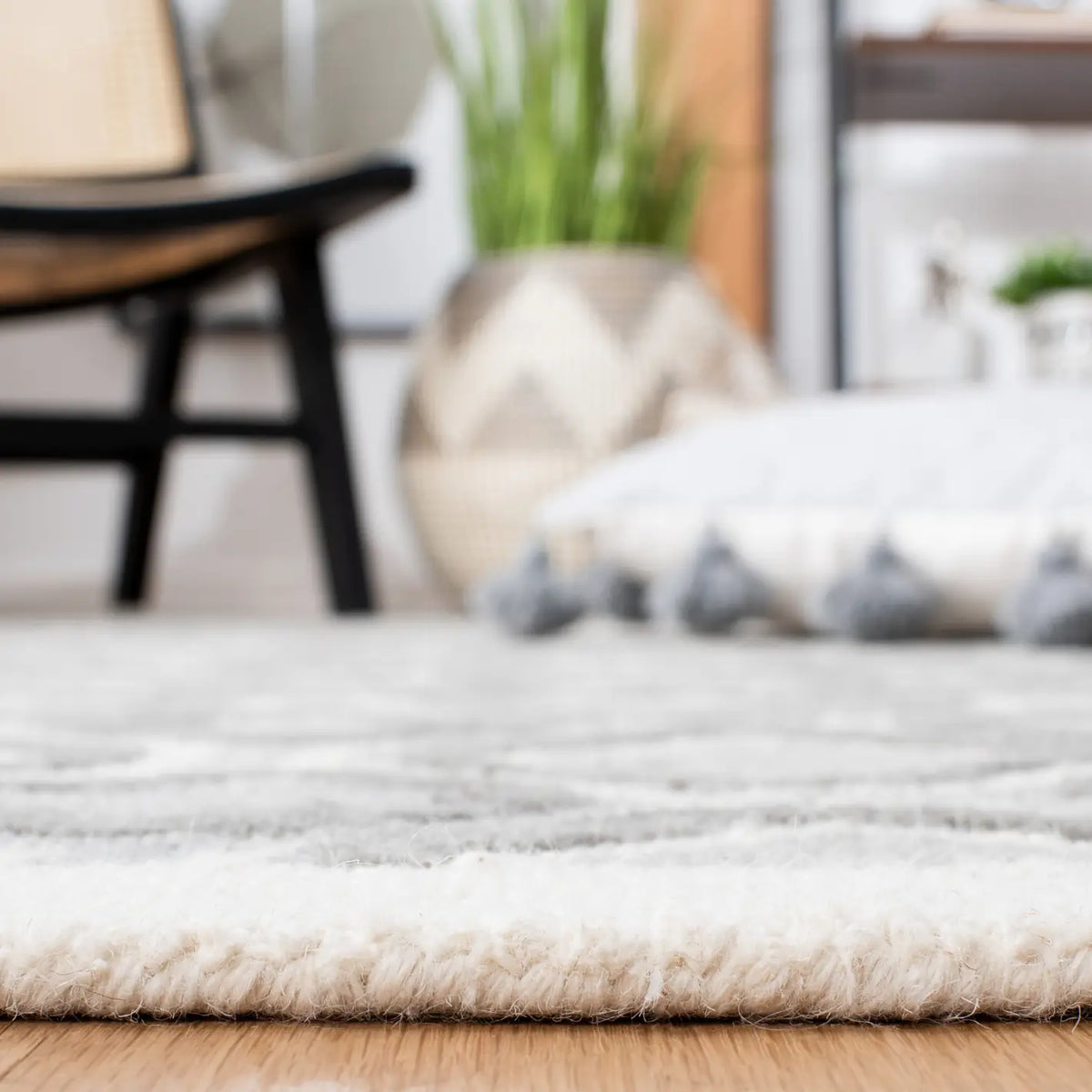 Safavieh Metro 5'-0" x 8'-0" Rug in Ivory / Grey