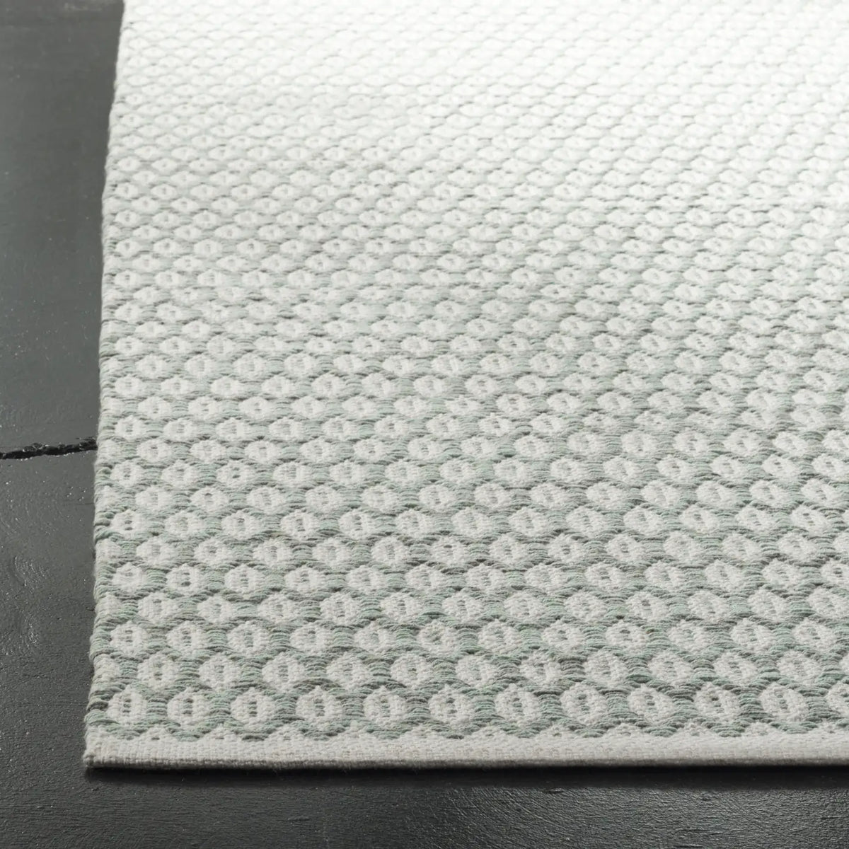 Safavieh Montauk 4'-0" x 6'-0" Rug in Light Green / Ivory