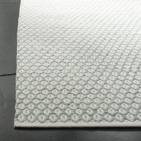 Safavieh Montauk 4'-0" x 6'-0" Rug in Light Green / Ivory