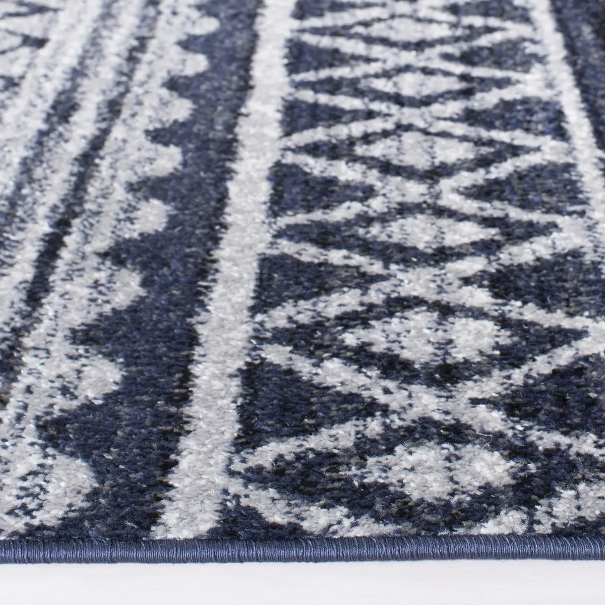 Safavieh Adirondack 4'-0" x 6'-0" Rug in Ivory / Navy