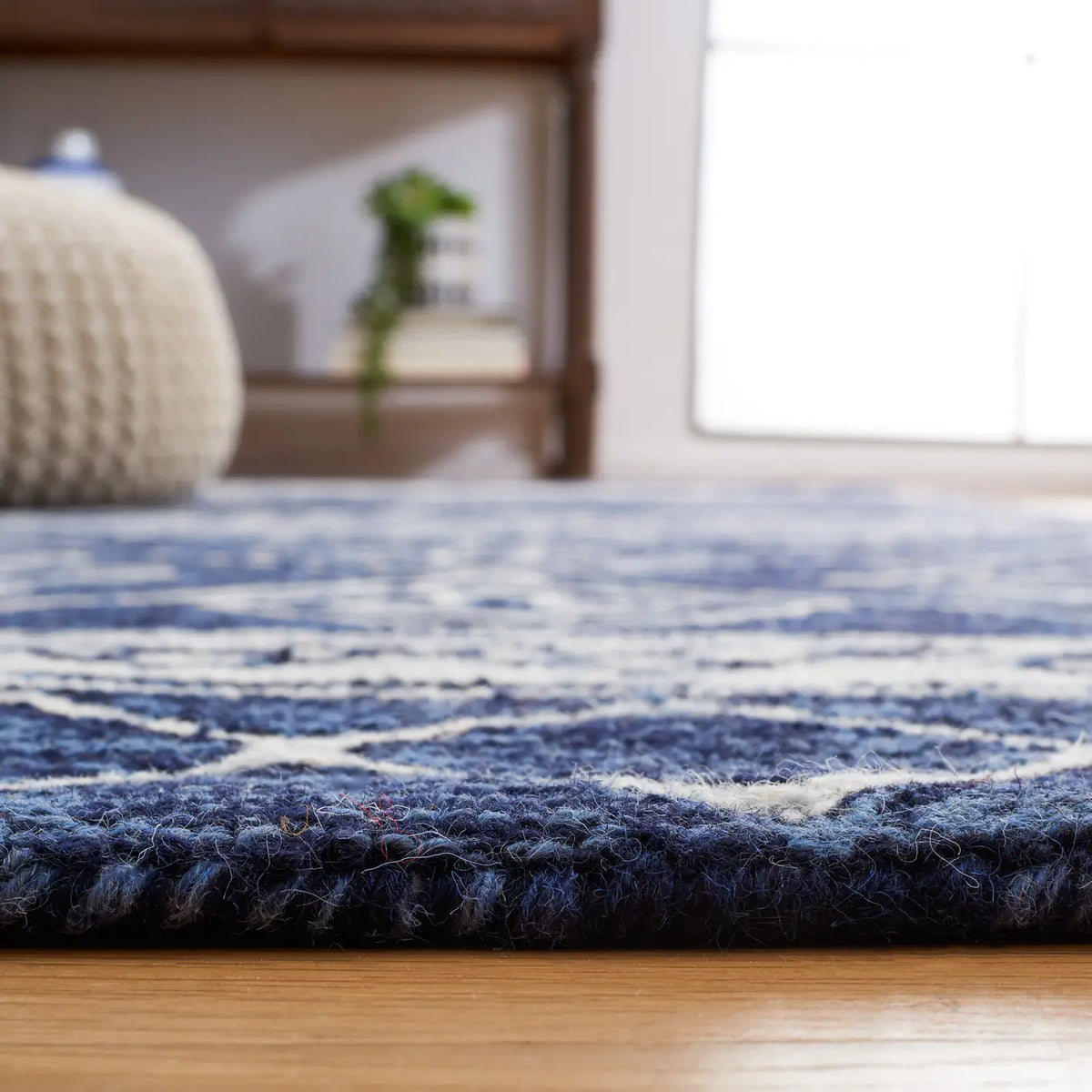 Safavieh Metro 4'-0" x 6'-0" Rug in Navy / Ivory