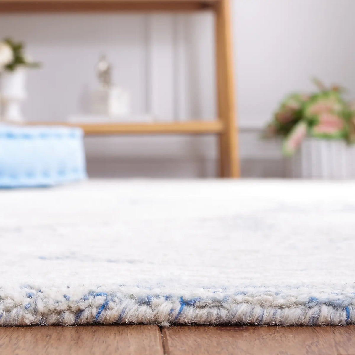 Safavieh Metro 4'-0" x 6'-0" Rug in Blue / Ivory