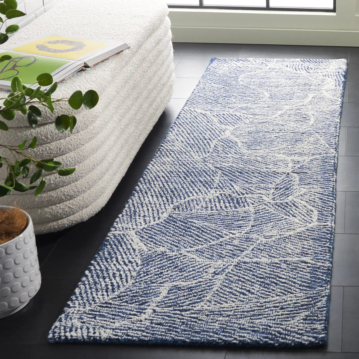 Safavieh Metro 2'-3" x 8'-0" Rug in Navy / Ivory