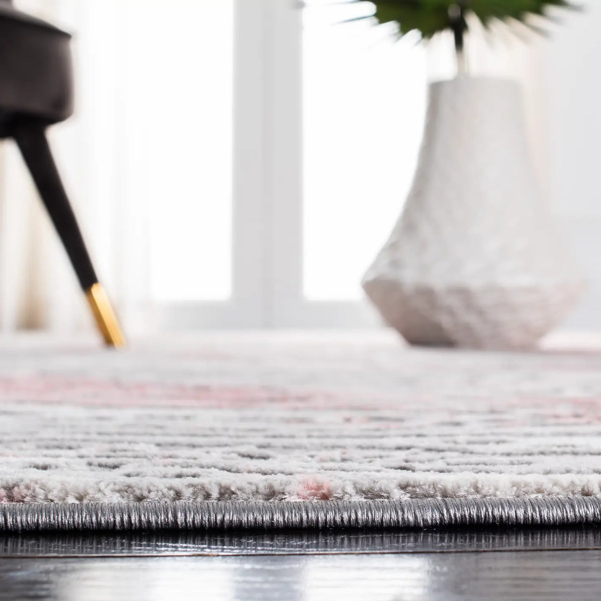 Safavieh Meadow 500 4'-0" x 6'-0" Rug in Grey / Pink