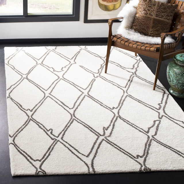 Safavieh Casablanca 5'-0" x 8'-0" Rug in Ivory / Grey