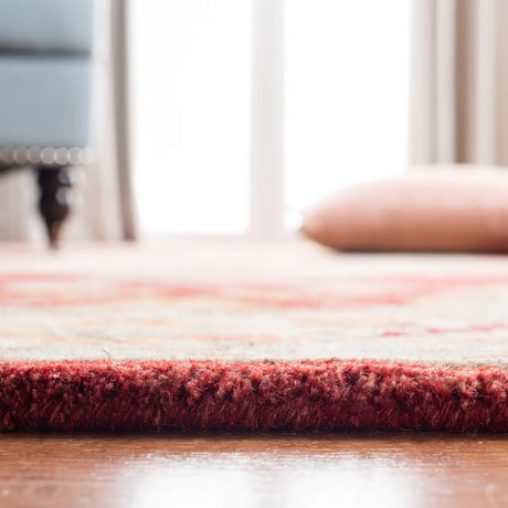 Safavieh Antiquity 4'-0" x 6'-0" Rug in Red / Grey