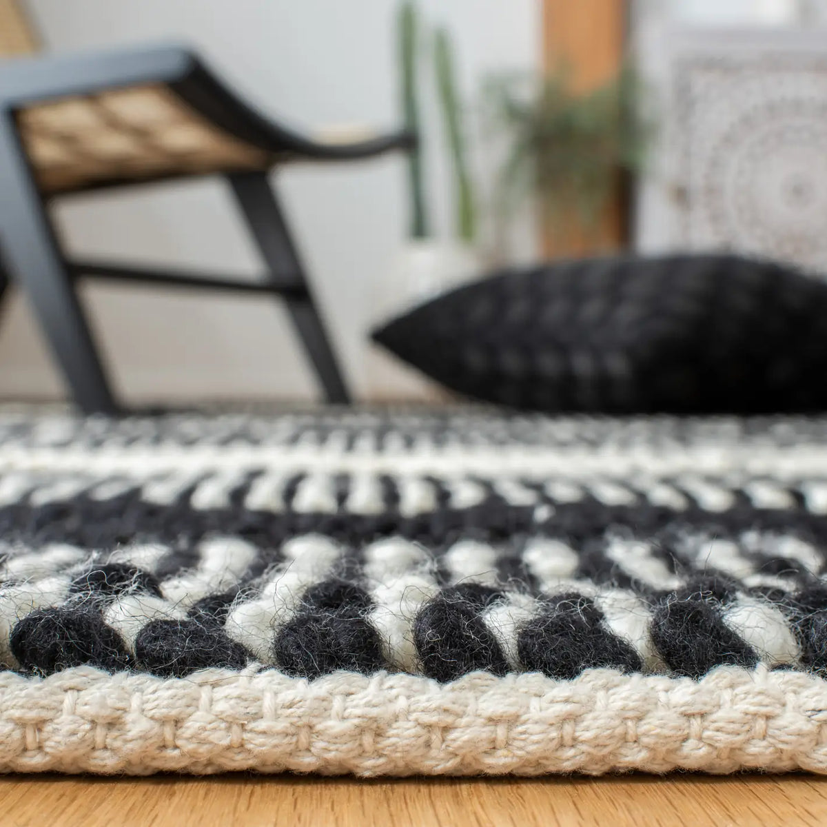 Safavieh Natura 4'-0" x 6'-0" Rug in Black / Ivory