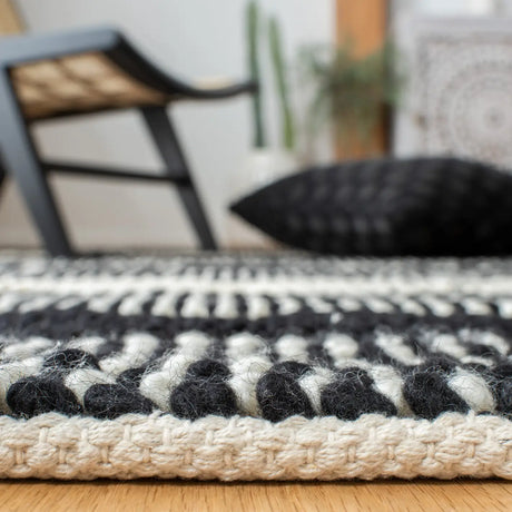 Safavieh Natura 4'-0" x 6'-0" Rug in Black / Ivory