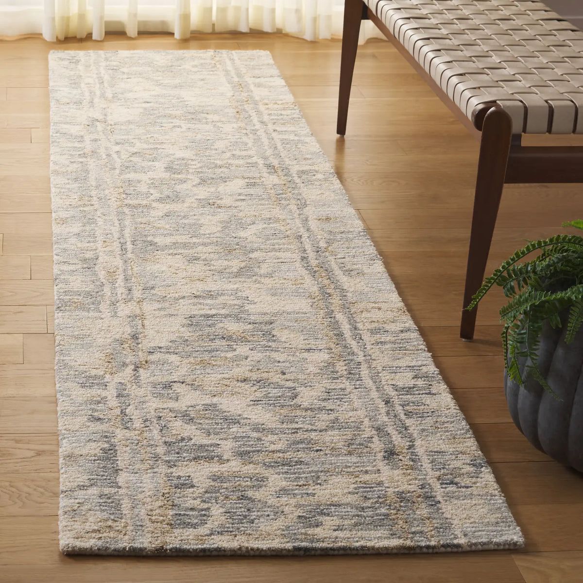 Safavieh Ebony 2'-3" x 9'-0" Rug in Grey / Ivory