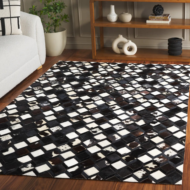 Safavieh Studio Leather 4'-0" x 6'-0" Rug in Black / Ivory