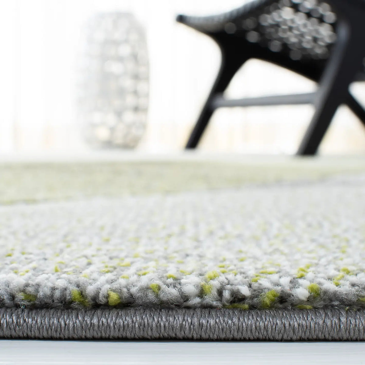 Safavieh Hollywood 4'-0" x 6'-0" Rug in Grey / Green