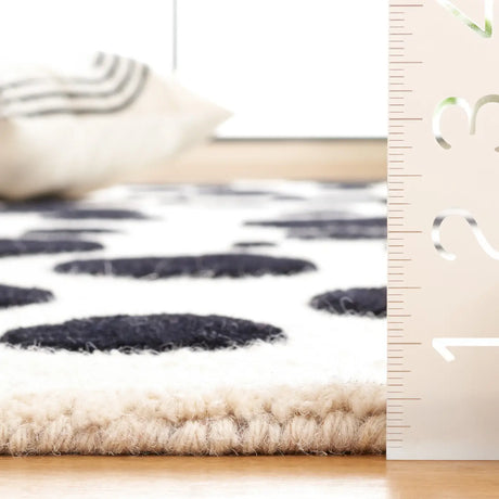 Safavieh Cambridge 4'-0" x 6'-0" Rug in Ivory / Black