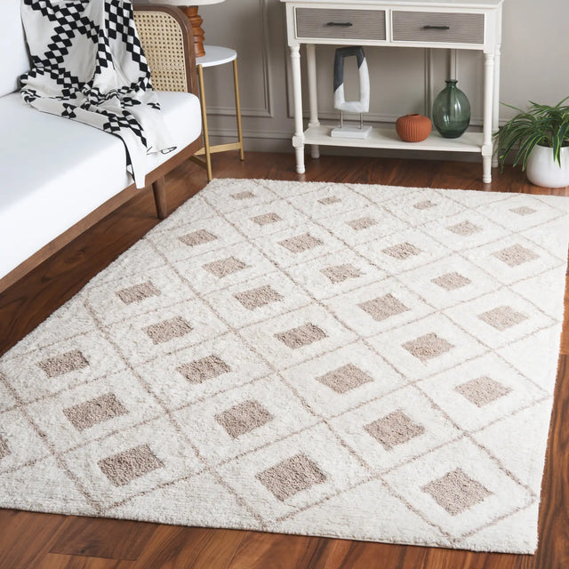 Safavieh Vermont 4'-0" x 6'-0" Rug in Ivory / Beige
