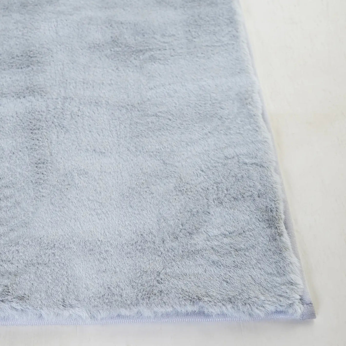 Safavieh Faux Rabbit Fur 5'-0" x 7'-0" Rug in Silver