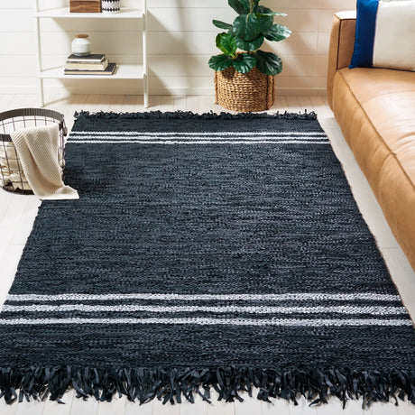 Safavieh Vintage Leather 4'-0" x 6'-0" Rug in Black / Ivory