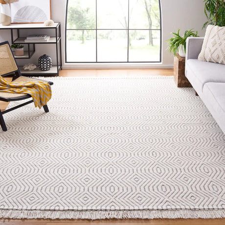 Safavieh Marbella 6'-0" x 9'-0" Rug in Ivory / Black