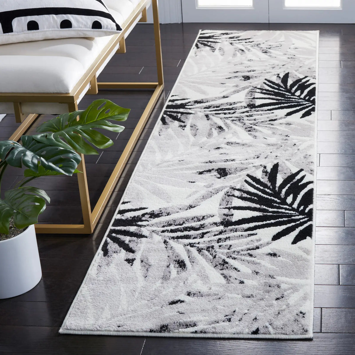 Safavieh Skyler 2'-0" x 8'-0" Rug in Ivory / Black